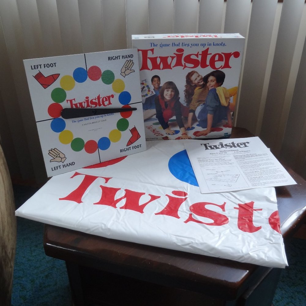 The ORIGINAL TWISTER Game ~ Actress Billie Piper~WEDNESDAY ~ Vintage ~ Like NEW